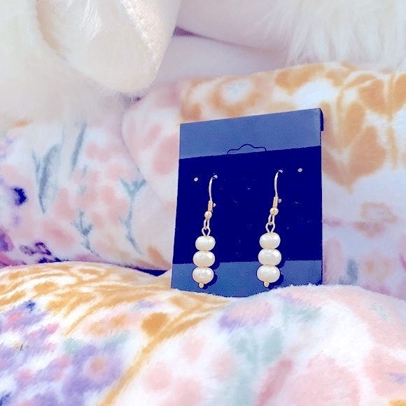 New *Authentic Triple Set of Freshwater Pearls 7mm x 5mm Dangle Gold Earrings - Picture 4 of 15